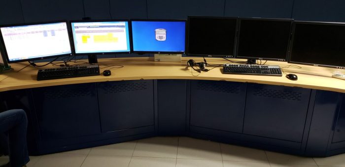 Lote 031 - 5 Escritorios curvos con brazo para colocar monitor