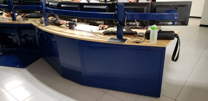 Lote 031 - 5 Escritorios curvos con brazo para colocar monitor - Imagen 7