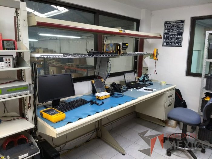 Lote 050 - Mesa de trabajo grande con repisa, montada sobre mampara - Imagen 2