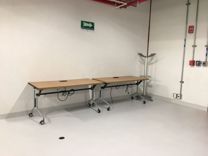 Lote 065 - 2 Mesas de trabajo con cubierta de madera y ruedas - Imagen 2