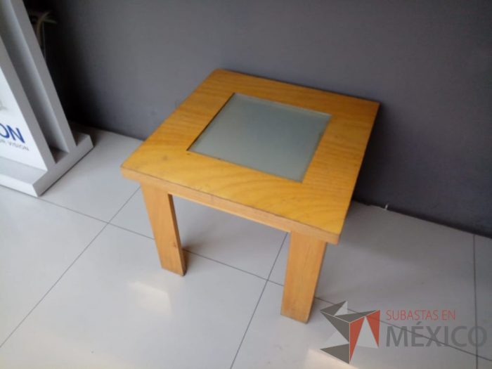 Lote 055 - 2 Mesas de centro cuadrada de madera con centro de vidrio