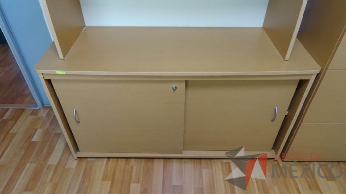 Lote 020 - Credenza de dos puertas con gaveta (ubicada en un privado)