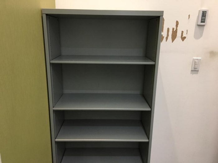 Lote 055 - 2 gabinetes metálicos en color gris con cinco separaciones