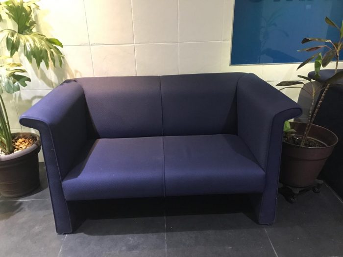 Lote 055 - Sillón de tela para dos personas y sillón individual para sala de espera en color azul