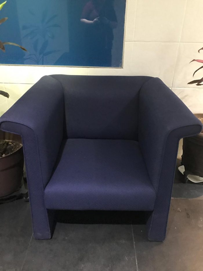 Lote 055 - Sillón de tela para dos personas y sillón individual para sala de espera en color azul - Imagen 3