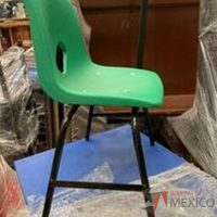 Lote 029 - 11 Sillas infantiles con respaldo y asiento fijo de plástico en diferentes colores