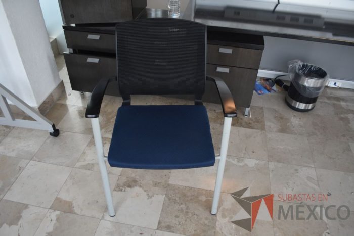 Lote 011 - 4 Silla de espera con 4 patas metálicas.