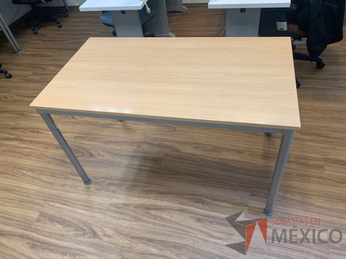 Lote 018 - Mesa de trabajo con 4 patas metálicas - Imagen 2