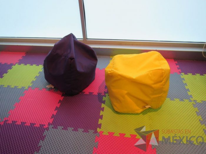 Lote 216 - 2 Puffs en forma de cuadrado y 2 sillones de tela - Imagen 4