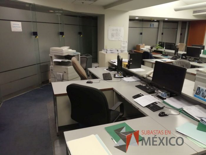 Lote 396 - Estación de trabajo para 2 personas conformado por 2 escritorios metálicos, 2 mesas laterales y 2 mesas de apoyo