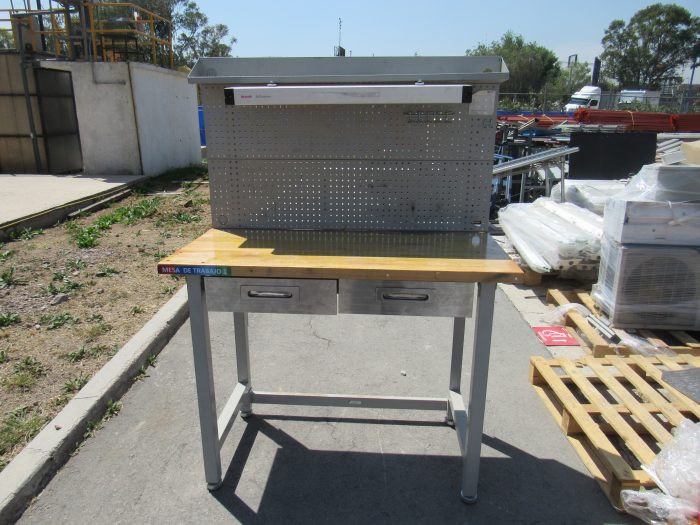 Lote 028 - Mesa de trabajo con cubierta tipo madera, repisa, lampara y 2 cajones - Imagen 2