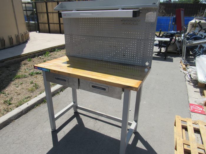 Lote 028 - Mesa de trabajo con cubierta tipo madera, repisa, lampara y 2 cajones - Imagen 4