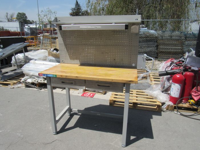Lote 028 - Mesa de trabajo con cubierta tipo madera, repisa, lampara y 2 cajones - Imagen 5