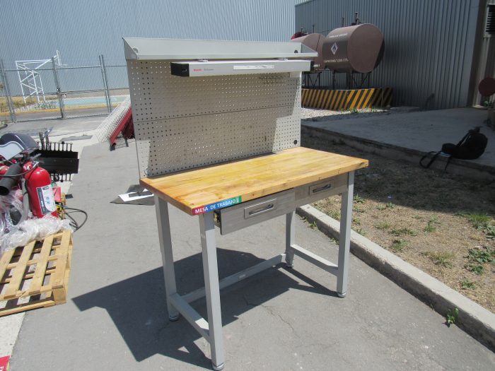 Lote 028 - Mesa de trabajo con cubierta tipo madera, repisa, lampara y 2 cajones