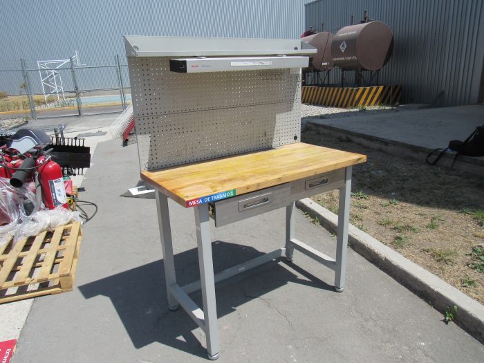 Lote 028 - Mesa de trabajo con cubierta tipo madera, repisa, lampara y 2 cajones - Imagen 8