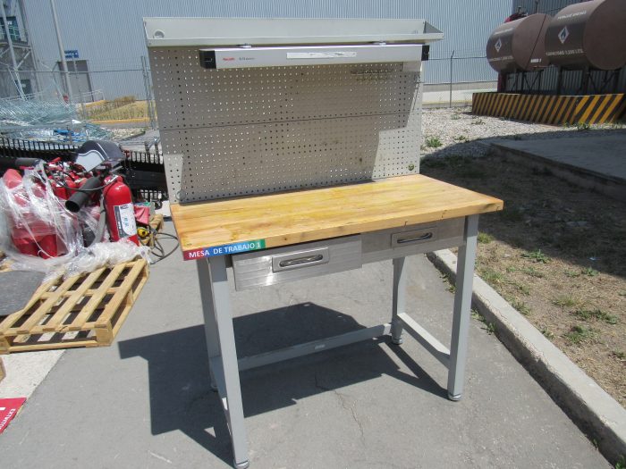 Lote 028 - Mesa de trabajo con cubierta tipo madera, repisa, lampara y 2 cajones - Imagen 9