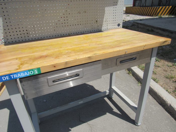 Lote 028 - Mesa de trabajo con cubierta tipo madera, repisa, lampara y 2 cajones - Imagen 10