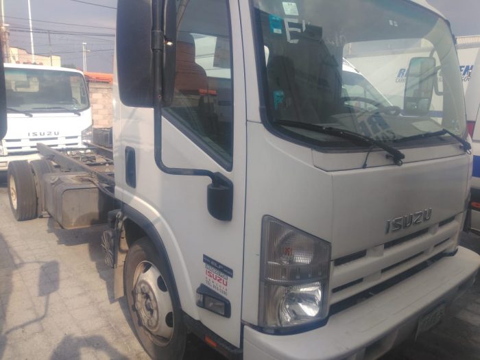 Lote 008 - Camión ISUZU ELF 600 K, Seminuevo, Año 2015