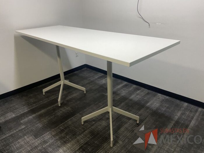 Lote 027 - Mesa rectangular alta con base metálica y cubierta color blanco - Imagen 2