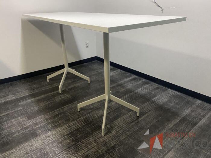 Lote 027 - Mesa rectangular alta con base metálica y cubierta color blanco - Imagen 3