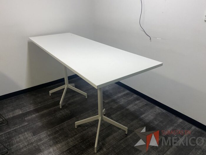 Lote 027 - Mesa rectangular alta con base metálica y cubierta color blanco - Imagen 4