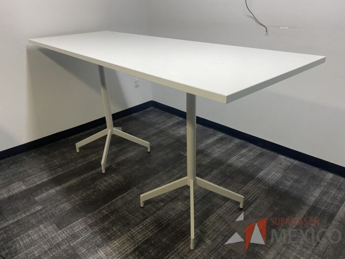 Lote 027 - Mesa rectangular alta con base metálica y cubierta color blanco