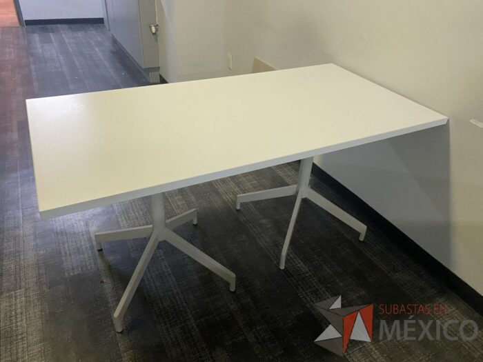 Lote 007 - Mesa rectangular con base metálica y cubierta color blanco - Imagen 8