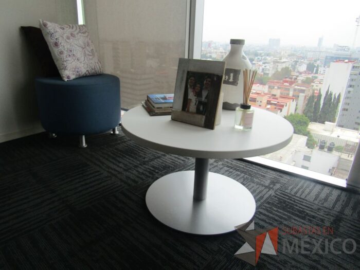 Lote 065 - Mesa de apoyo circular con base metálica y cubierta color blanco - Imagen 2
