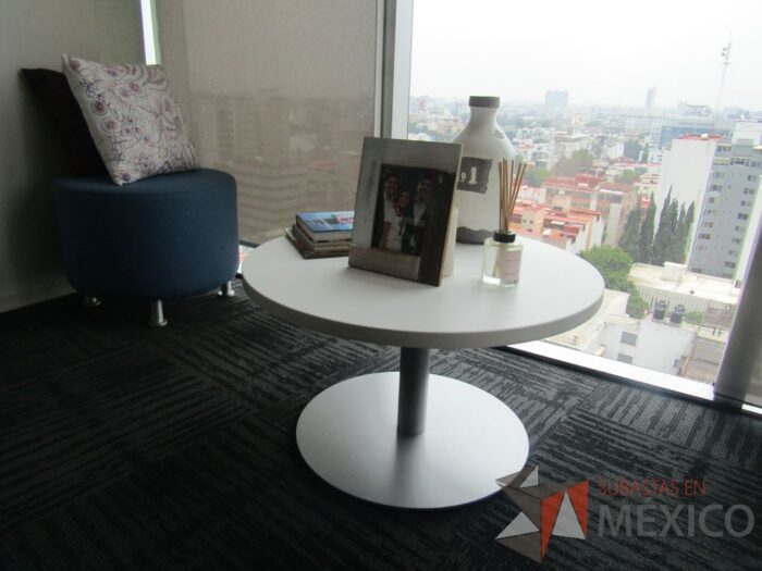 Lote 065 - Mesa de apoyo circular con base metálica y cubierta color blanco