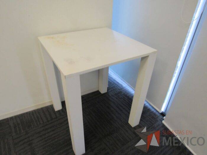 Lote 163 - Mesa de apoyo con 4 patas y cubierta color blanco - Imagen 2