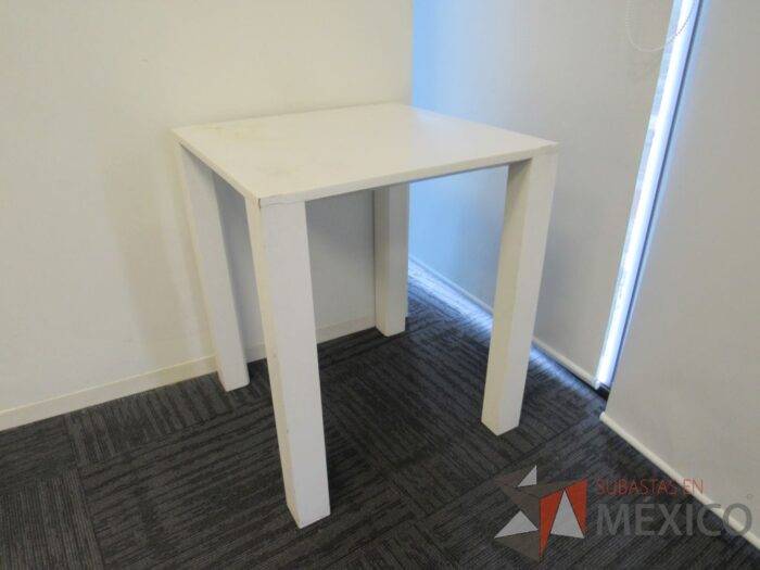 Lote 163 - Mesa de apoyo con 4 patas y cubierta color blanco