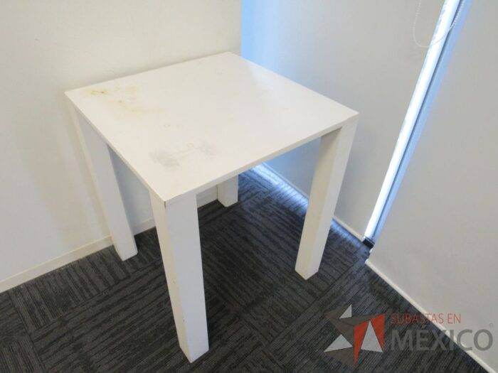 Lote 163 - Mesa de apoyo con 4 patas y cubierta color blanco - Imagen 4