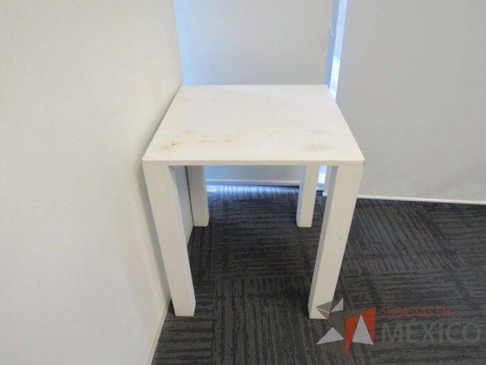 Lote 163 - Mesa de apoyo con 4 patas y cubierta color blanco - Imagen 7