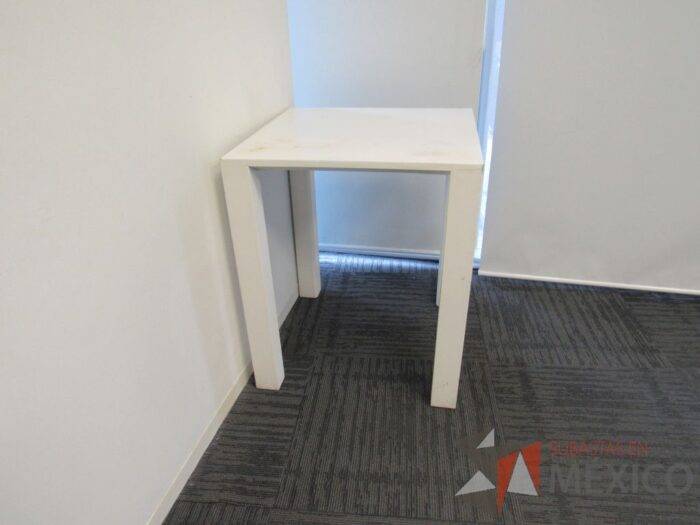 Lote 163 - Mesa de apoyo con 4 patas y cubierta color blanco - Imagen 8