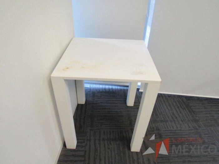 Lote 163 - Mesa de apoyo con 4 patas y cubierta color blanco - Imagen 9