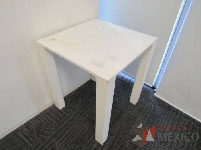 Lote 163 - Mesa de apoyo con 4 patas y cubierta color blanco - Imagen 10
