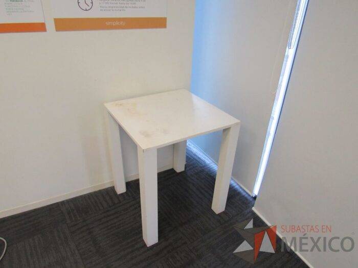 Lote 163 - Mesa de apoyo con 4 patas y cubierta color blanco - Imagen 11