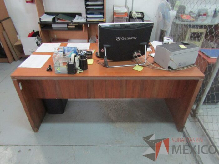 Lote 026 - Escritorio con 2 cajones color madera - Imagen 12