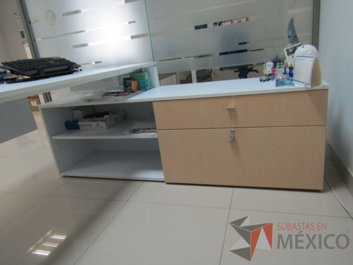 Lote 022 - Escritorio en escuadra con credenza de pedestal con 2 cajones y  1 entrepaño. - Imagen 13