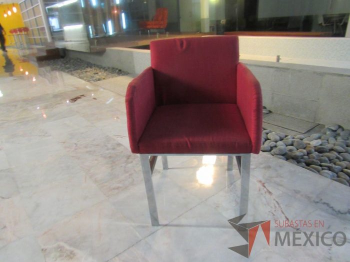 Lote 104 - 2 Sillas con 4 patas metálicas, asiento y respaldo en tela color rosa