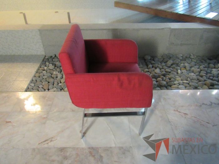 Lote 104 - 2 Sillas con 4 patas metálicas, asiento y respaldo en tela color rosa - Imagen 4