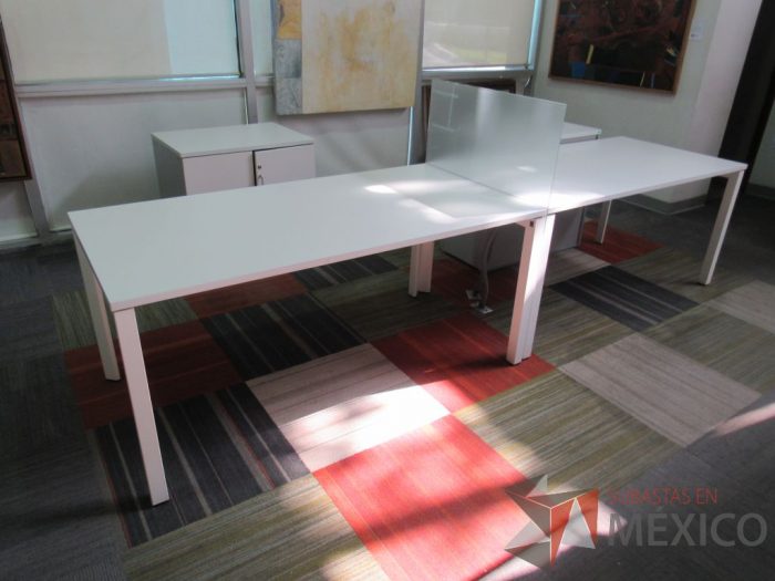 Lote 095 - Estación de trabajo para 2 personas con mampara de vidrio, base metálica y cubierta color blanco