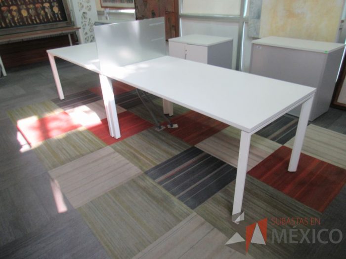 Lote 095 - Estación de trabajo para 2 personas con mampara de vidrio, base metálica y cubierta color blanco - Imagen 6