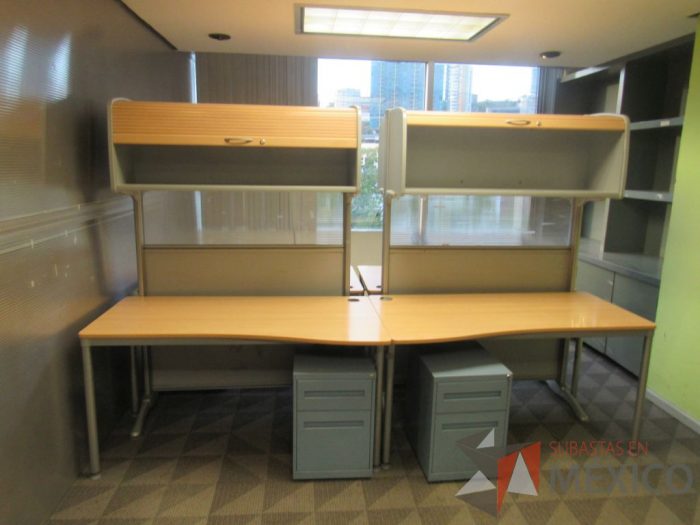 Lote 136 - Estación de trabajo para 4 personas con 4 gavetas, 6 repisas y  4 archiveros verticales de 2 cajones color azul