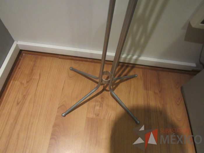 Lote 221 - Perchero metálico con terminaciòn circular en madera - Imagen 6