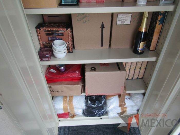 Lote 008 - Gabinete metálico alto de 2 puertas y manijas grises - Imagen 8