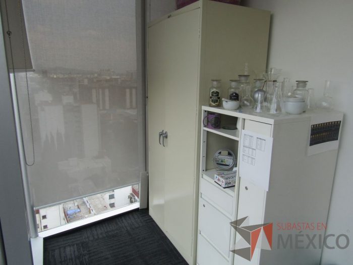 Lote 008 - Gabinete metálico alto de 2 puertas y manijas grises - Imagen 9