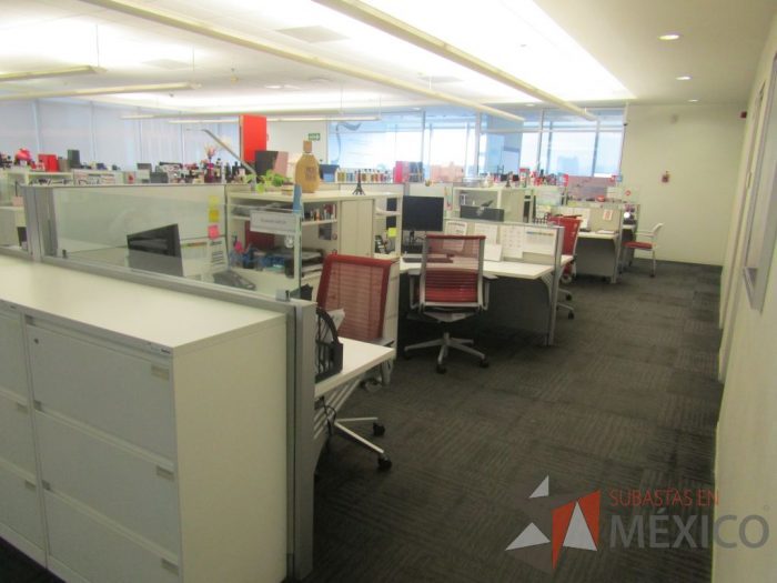 Lote 007 - Estación de trabajo para 9 personas con 9 gabinetes altos metálicos color blanco - Imagen 2