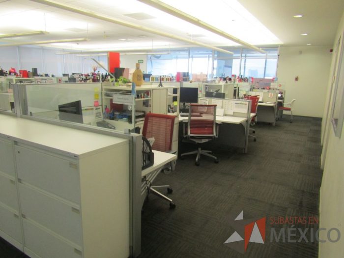 Lote 007 - Estación de trabajo para 9 personas con 9 gabinetes altos metálicos color blanco - Imagen 3