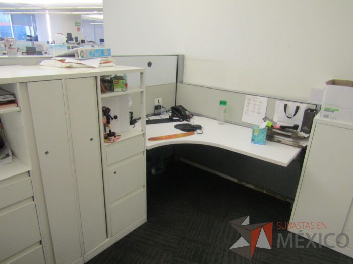 Lote 022 - Estación de trabajo para 4 personas de mampara baja con 4 gabinetes altos metálicos color blanco - Imagen 8